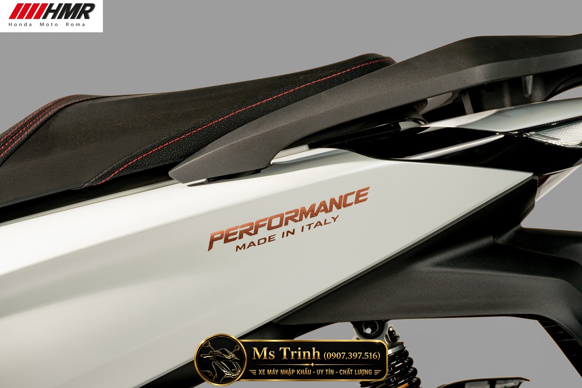 Honda SH350i Sporty 2026 màu trắng nổi bật với tem Performance Made In Italy sang trọng