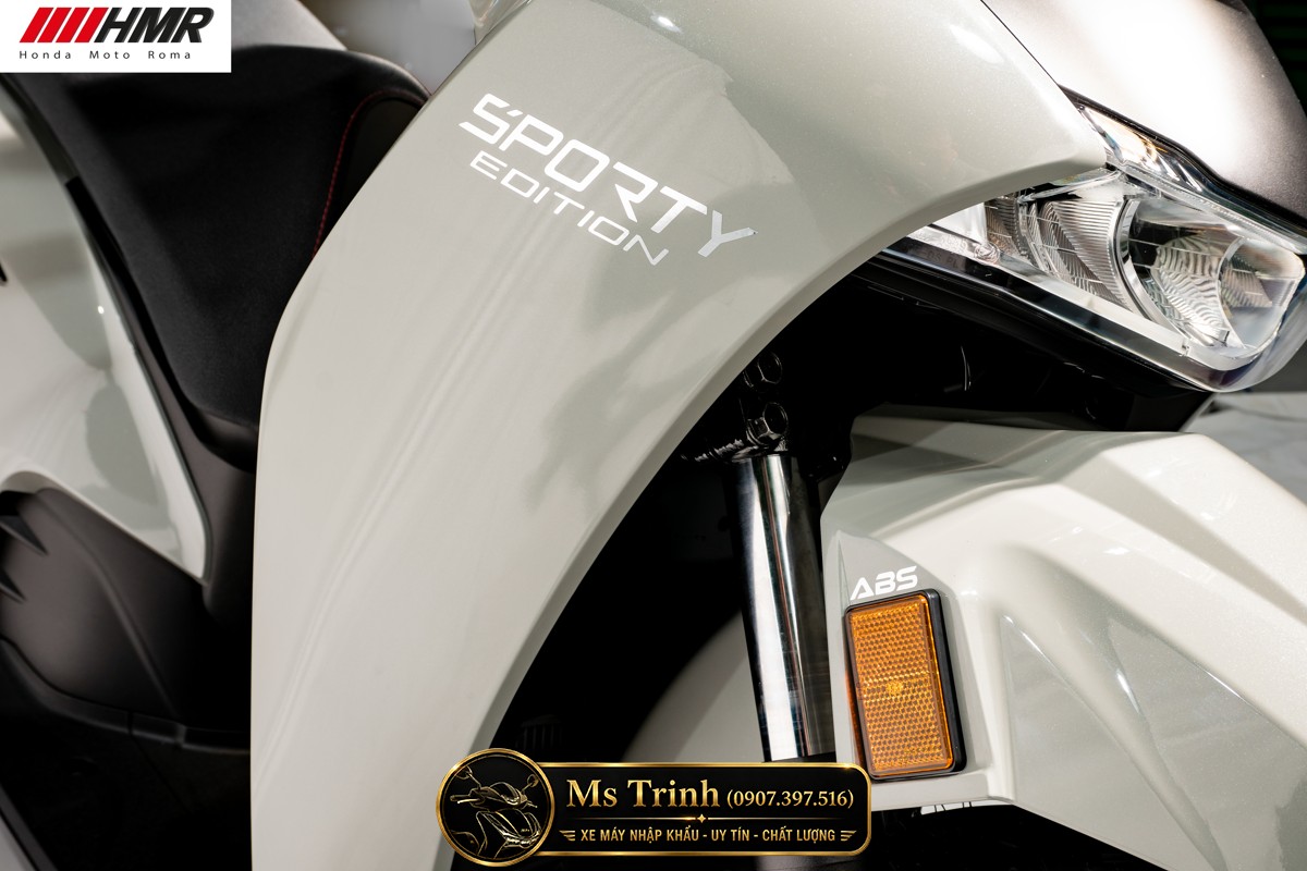 Honda SH350i Sporty 2026 màu xám xi măng với dáng xe thanh lịch chuẩn phong cách Ý thời thượng