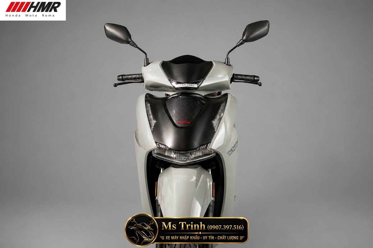 Đầu xe Honda SH350i Sporty 2026 nhập Ý nổi bật với hệ thống đèn LED và thiết kế thể thao hiện đại