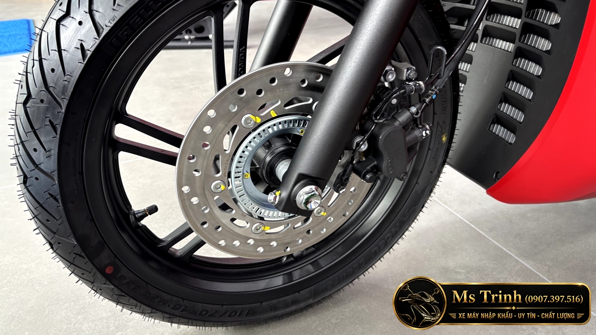 Bánh trước Honda SH350i Sporty màu đỏ nhập Ý trang bị phanh ABS cùng đĩa thắng kích thước lớn. Bánh trước Honda SH350i Sporty màu đỏ nhập Ý trang bị phanh ABS cùng đĩa thắng kích thước lớn.