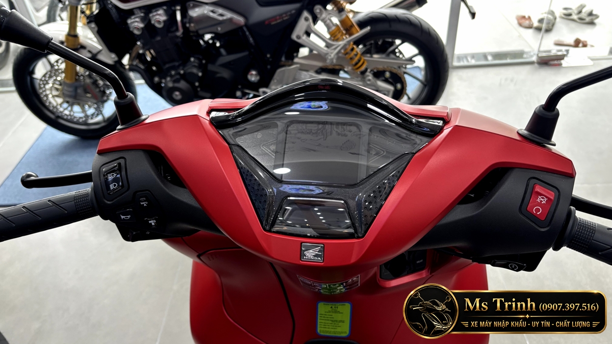 Cụm đồng hồ LCD cùng tay lái Honda SH350i Sporty màu đỏ nhập Ý bố trí trực quan và hiện đại. Cụm đồng hồ LCD cùng tay lái Honda SH350i Sporty màu đỏ nhập Ý bố trí trực quan và hiện đại.