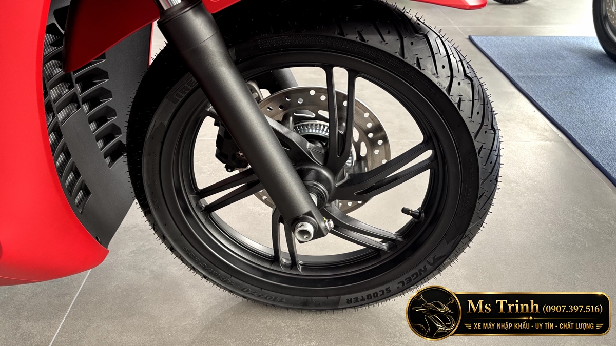 Honda SH350i Sporty màu đỏ nhập Ý với thiết kế mâm đặc biệt của bản 2026 Honda SH350i Sporty màu đỏ nhập Ý với thiết kế mâm đặc biệt của bản 2026