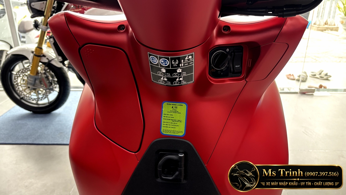Khu vực ổ khóa Smart Key và hộc chứa đồ phía trước Honda SH350i Sporty màu đỏ nhập Ý tiện lợi khi sử dụng. Khu vực ổ khóa Smart Key và hộc chứa đồ phía trước Honda SH350i Sporty màu đỏ nhập Ý tiện lợi khi sử dụng.