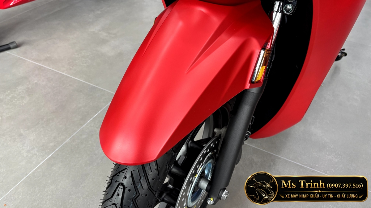 Chắn bùn trước Honda SH350i Sporty màu đỏ nhập Ý hoàn thiện với lớp sơn nhám đỏ sang trọng. Chắn bùn trước Honda SH350i Sporty màu đỏ nhập Ý hoàn thiện với lớp sơn nhám đỏ sang trọng.