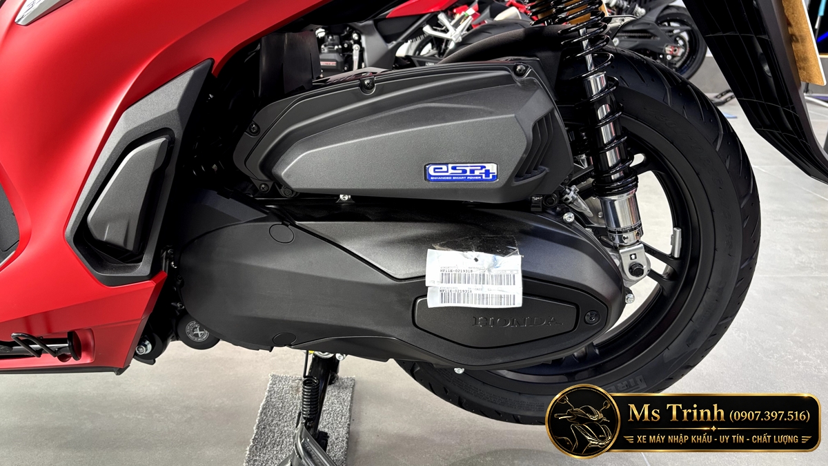 Động cơ eSP+ trên Honda SH350i Sporty màu đỏ nhập Ý vận hành mạnh mẽ và tiết kiệm nhiên liệu. Động cơ eSP+ trên Honda SH350i Sporty màu đỏ nhập Ý vận hành mạnh mẽ và tiết kiệm nhiên liệu.
