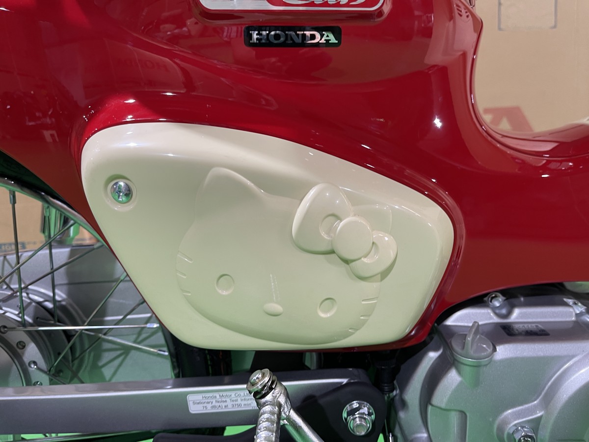 Honda Super Cub 110 ABS Hello Kitty với hoa tiết 3D