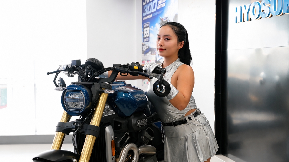 Người mẫu giới thiệu Hyosung GV350X xanh dương với phong cách trẻ trung