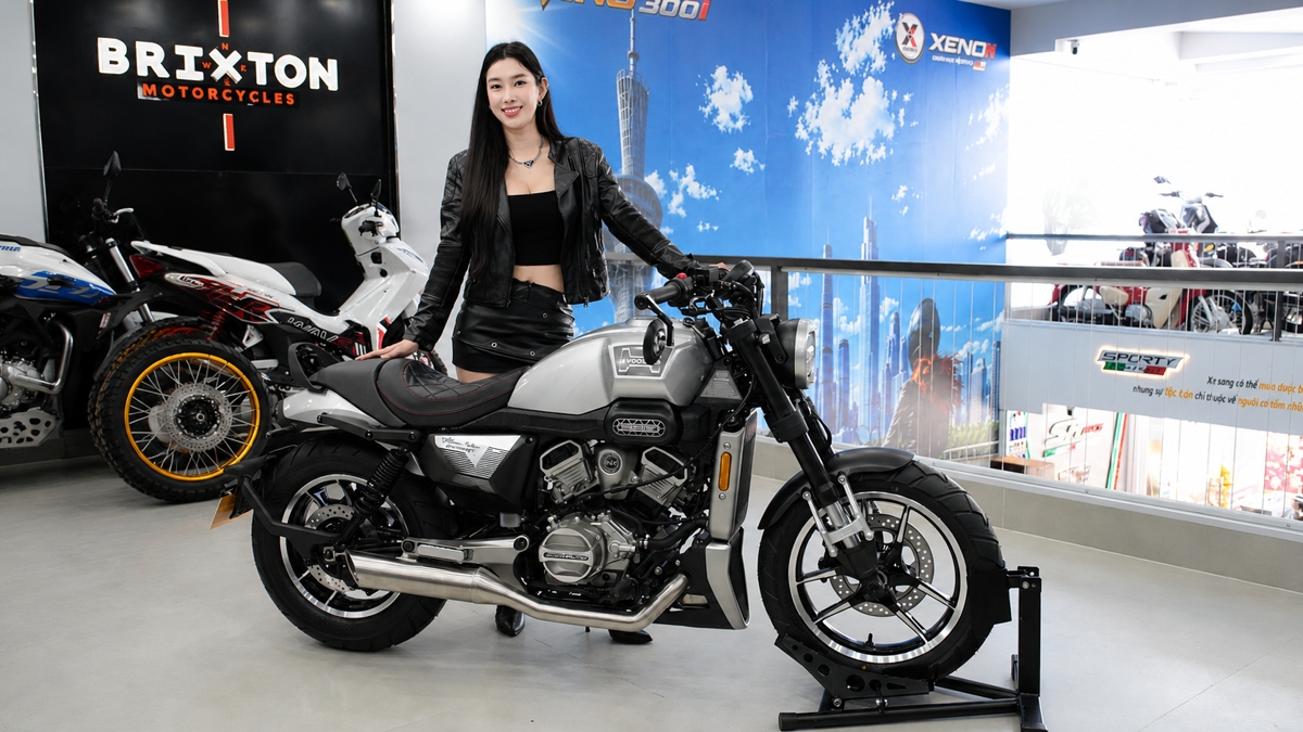 Góc đầu xe Hyosung GV350X cho thấy phuộc, két nước và bánh trước