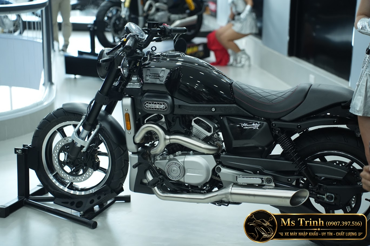 Hyosung GV350X đen trong không gian trưng bày mô tô