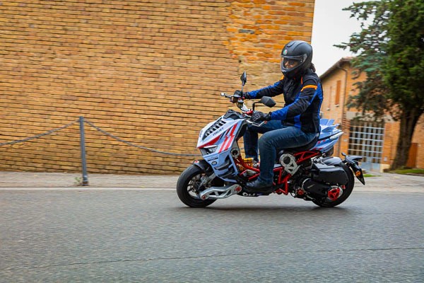 Italjet Dragster 300 Gresini Racing Limited Edition thu hút mọi ánh nhìn khi vận hành thực tế