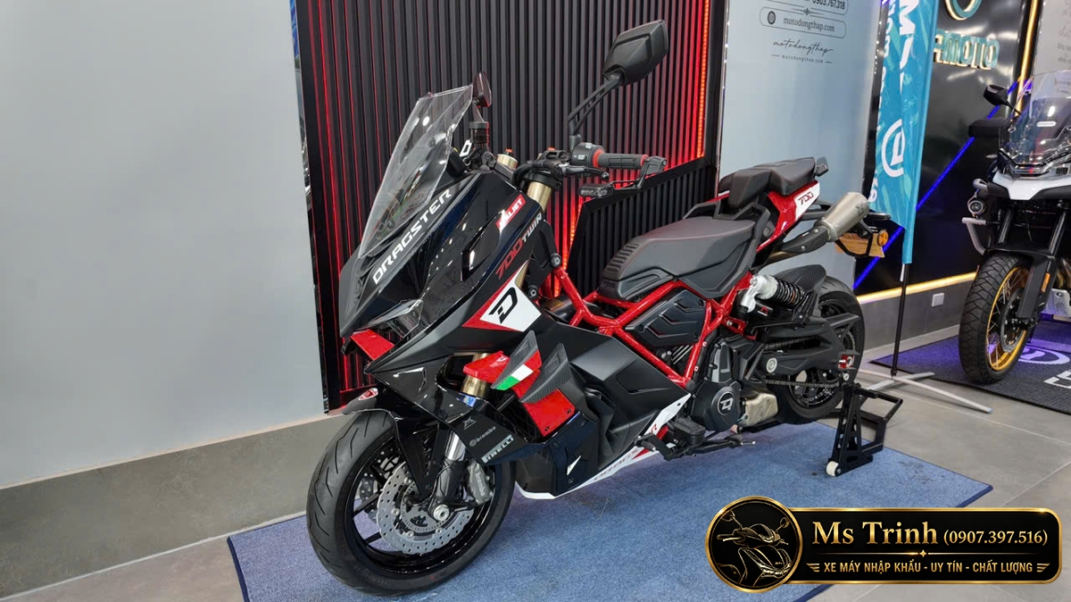Thiết kế thân xe Italjet Dragster 700 Twin màu đen đỏ độc đáo và khác biệt