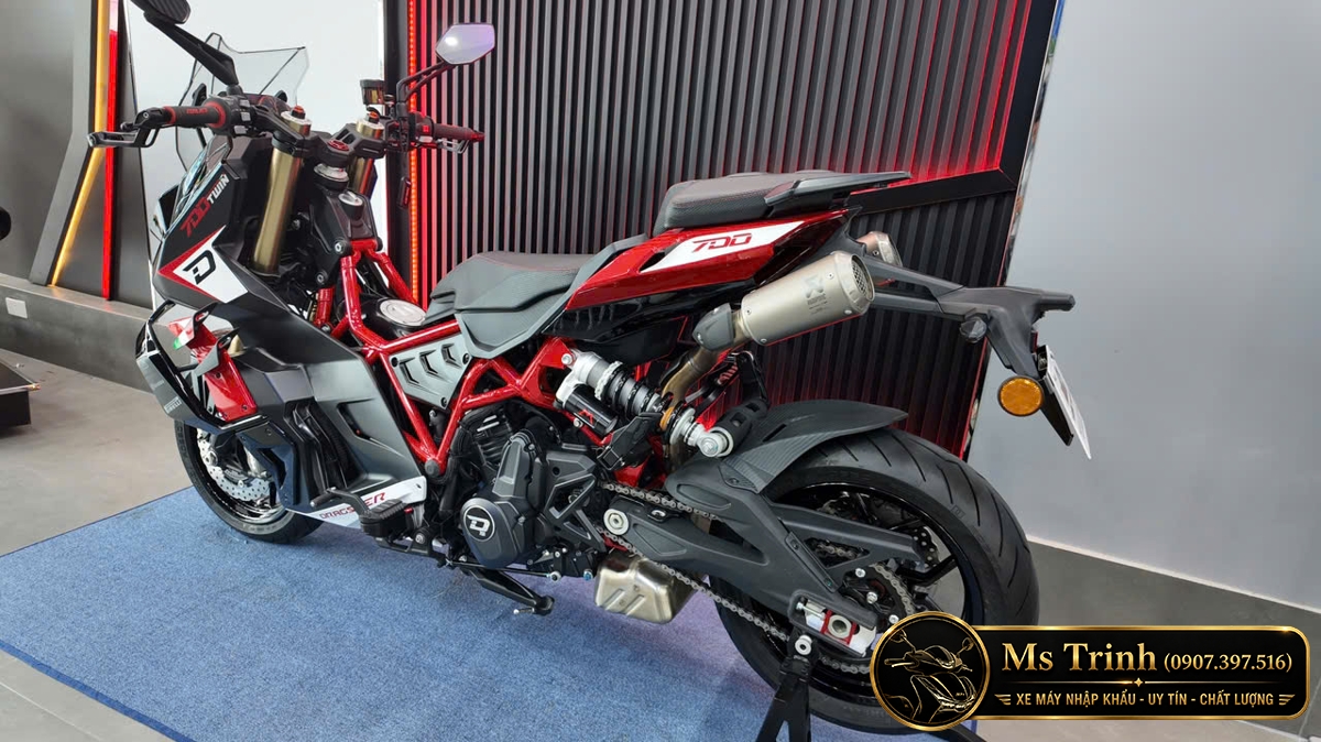 Góc sau Italjet Dragster 700 Twin khoe bánh lớn, giảm xóc và ống xả thể thao