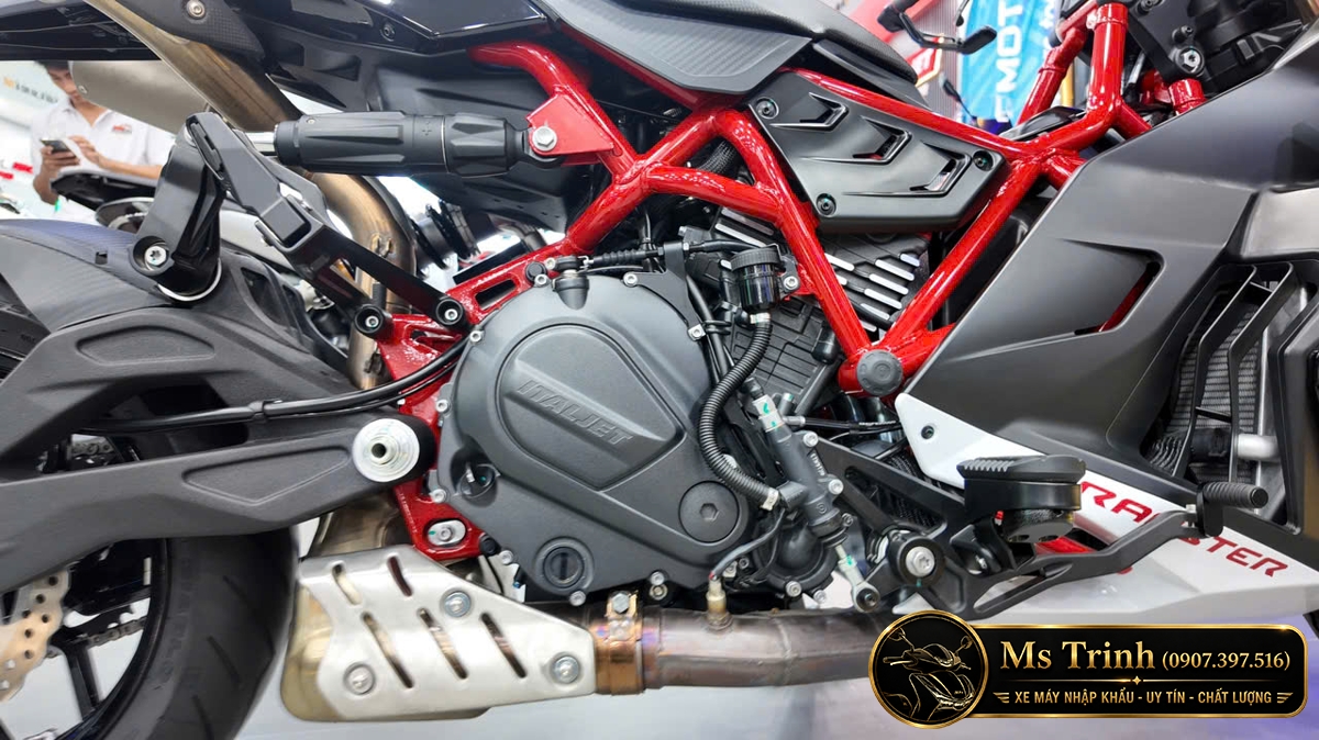 Khối động cơ 698cc hai xi-lanh đặt bên trong bộ khung đỏ Dragster 700 Twin