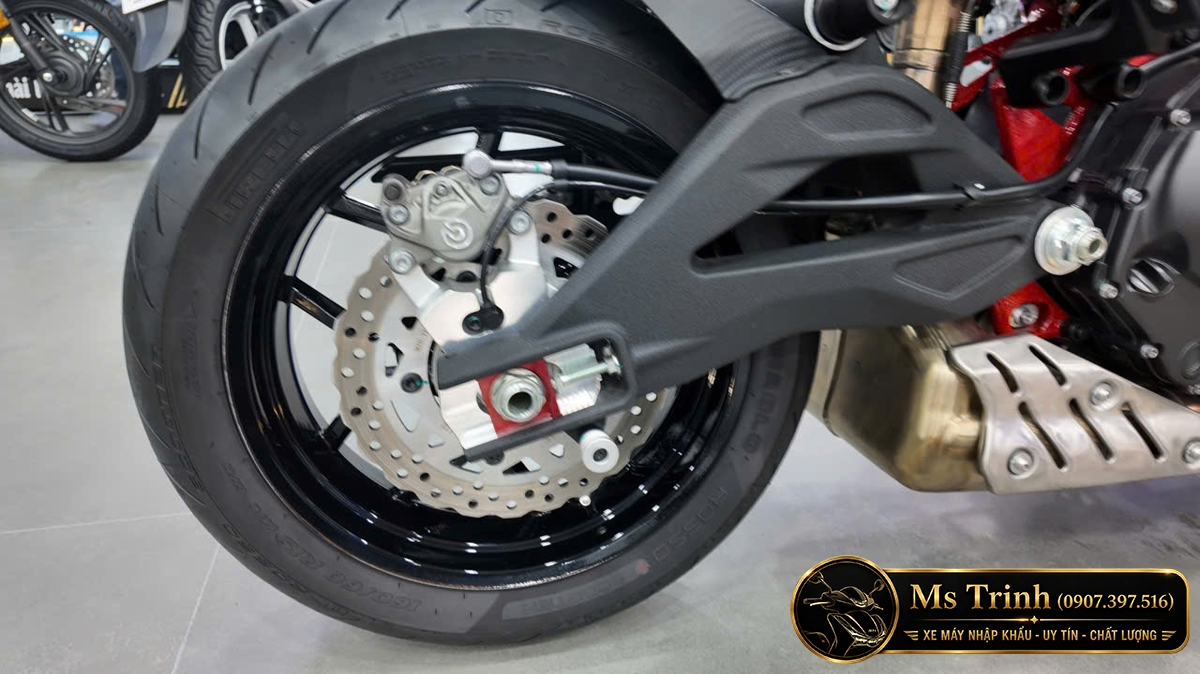 Bánh sau Italjet Dragster 700 Twin với phanh đĩa và bộ lốp kích thước lớn