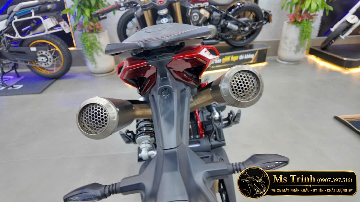 Đuôi Italjet Dragster 700 Twin nổi bật với cặp ống xả đặt cao hai bên