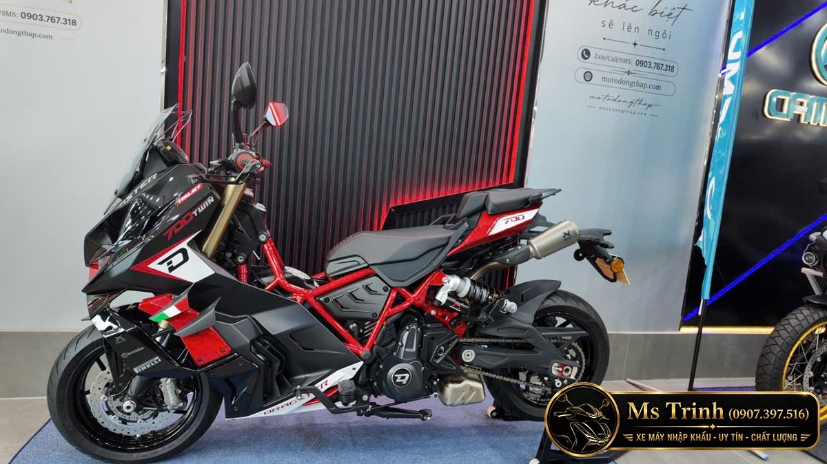 Góc nghiêng Italjet Dragster 700 Twin cho thấy khung đỏ và hệ truyền động xích