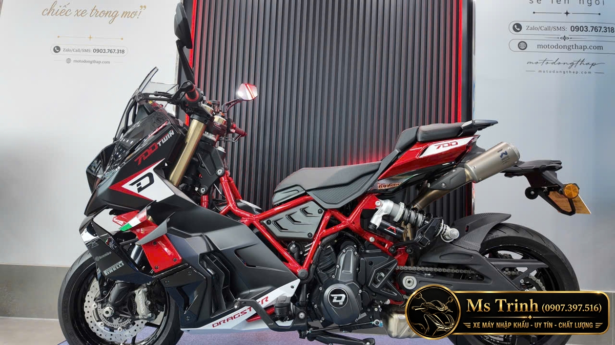 Toàn cảnh Italjet Dragster 700 Twin khung đỏ phối dàn áo đen tại showroom