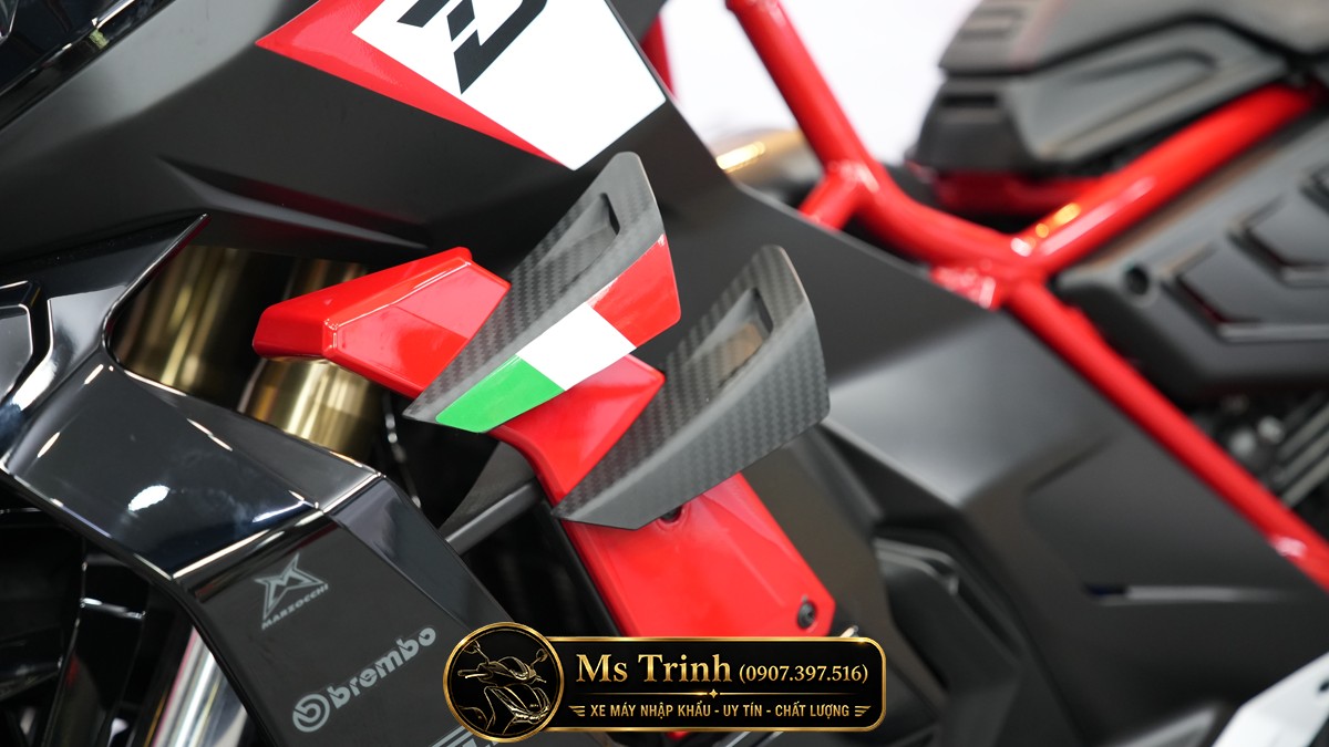 hi tiết cánh gió khí động học tạo nên diện mạo độc đáo cho Dragster 700 Twin Premium. hi tiết cánh gió khí động học tạo nên diện mạo độc đáo cho Dragster 700 Twin Premium.