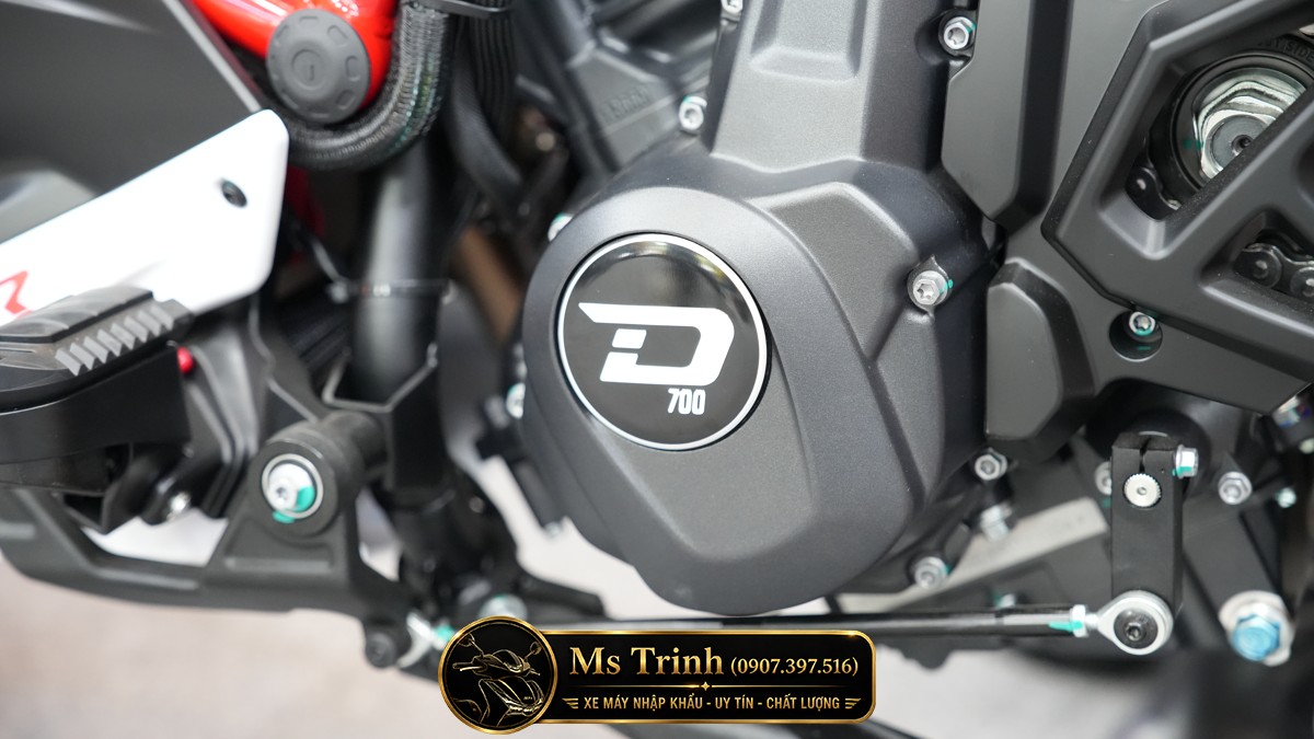 Động cơ 700cc mạnh mẽ tạo nên danh tiếng cho Italjet Dragster 700 Twin Premium Edition. Động cơ 700cc mạnh mẽ tạo nên danh tiếng cho Italjet Dragster 700 Twin Premium Edition.