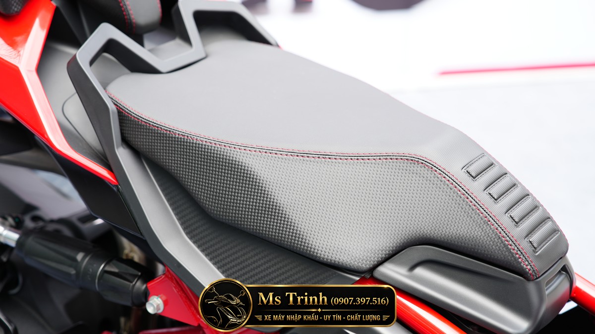 Thiết kế yên xe thể thao đậm chất Ý trên Dragster 700 Twin Premium Edition.