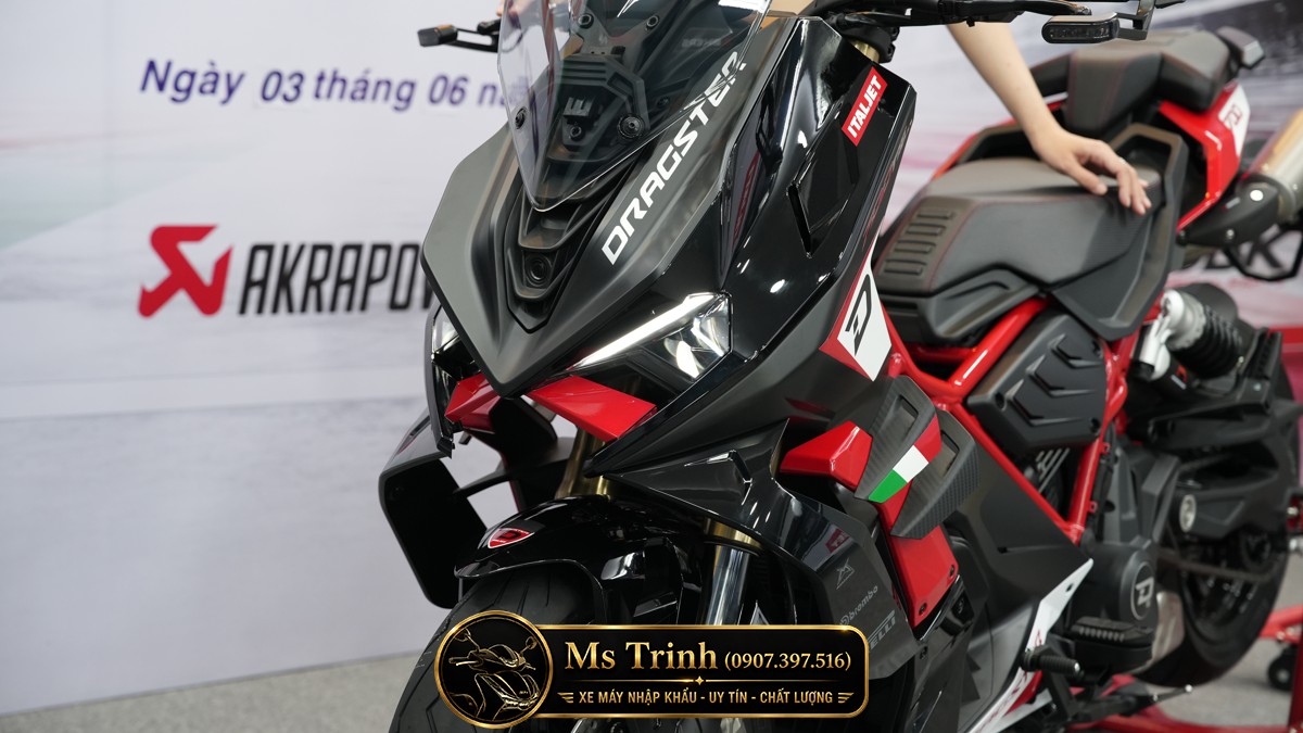 Mặt nạ trước mang phong cách tương lai trên Dragster 700 Twin Made In Italy. Mặt nạ trước mang phong cách tương lai trên Dragster 700 Twin Made In Italy.