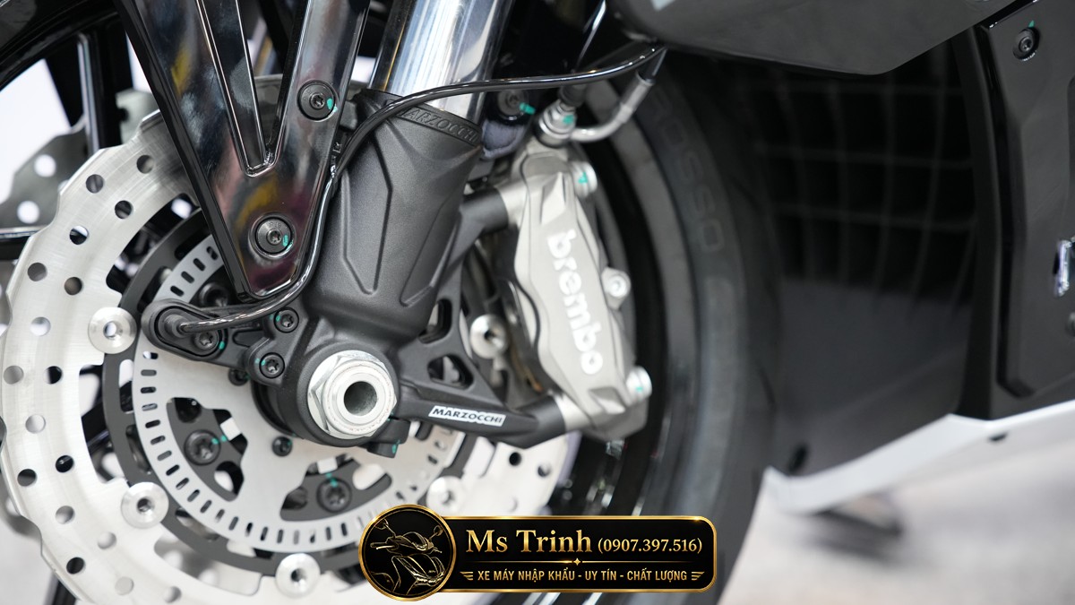 Bộ mâm thể thao kết hợp phanh Brembo trên xe tay ga 700cc đầu tiên thế giới. Bộ mâm thể thao kết hợp phanh Brembo trên xe tay ga 700cc đầu tiên thế giới.