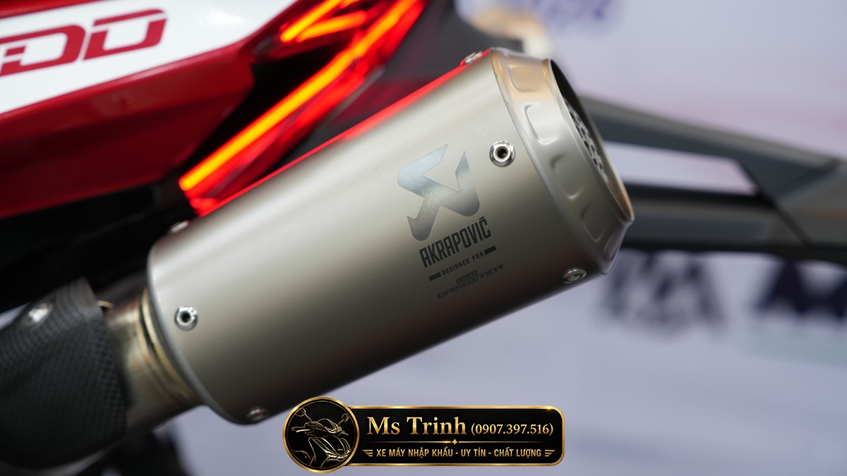 Pô Akrapovic Titanium góp phần tạo nên âm thanh thể thao đầy cuốn hút. Pô Akrapovic Titanium góp phần tạo nên âm thanh thể thao đầy cuốn hút.