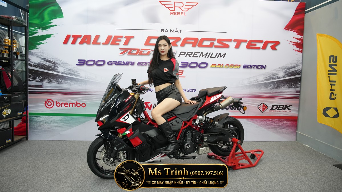 Xe tay ga đắt nhất Việt Nam thu hút sự chú ý của đông đảo khách tham quan. Xe tay ga đắt nhất Việt Nam thu hút sự chú ý của đông đảo khách tham quan.