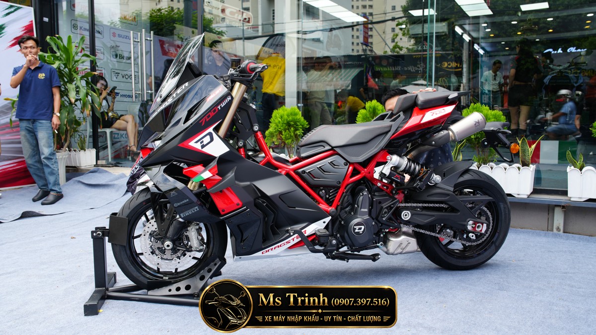 Cận cảnh thiết kế đầu xe đầy góc cạnh của Italjet Dragster 700 Twin Premium Edition Cận cảnh thiết kế đầu xe đầy góc cạnh của Italjet Dragster 700 Twin Premium Edition