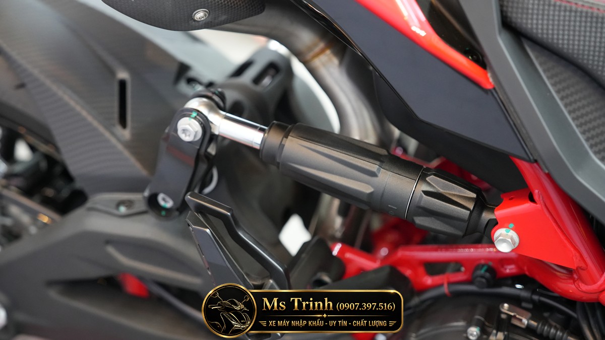 Giảm xóc Marzocchi cao cấp trên mẫu scooter 700cc mạnh nhất của Italjet. Giảm xóc Marzocchi cao cấp trên mẫu scooter 700cc mạnh nhất của Italjet.