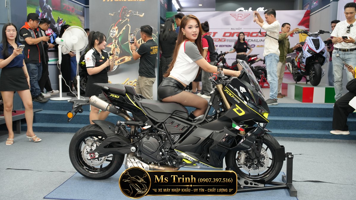 Thân xe cơ bắp kết hợp khung sườn lộ thiên đậm chất Urban Superbike nước Ý. Thân xe cơ bắp kết hợp khung sườn lộ thiên đậm chất Urban Superbike nước Ý.
