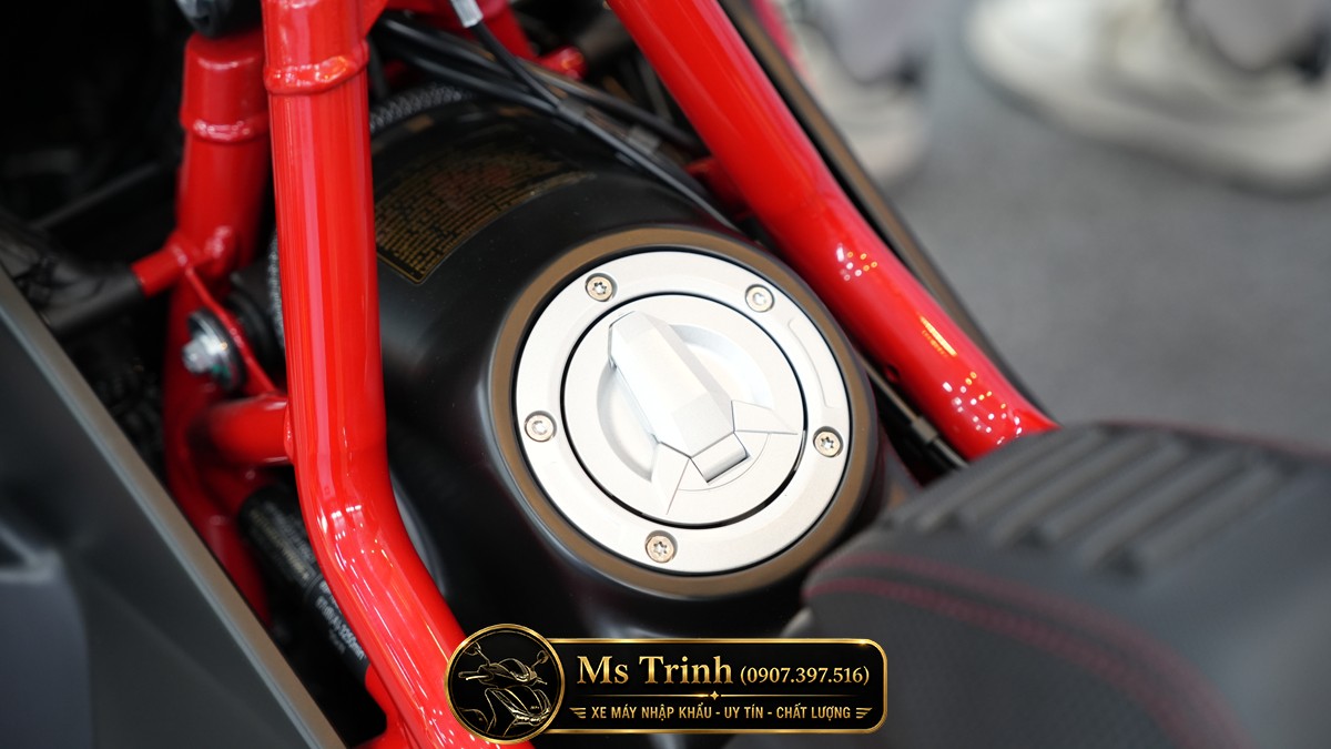 Nắp bình xăng thiết kế riêng mang đậm dấu ấn Italjet. Nắp bình xăng thiết kế riêng mang đậm dấu ấn Italjet.