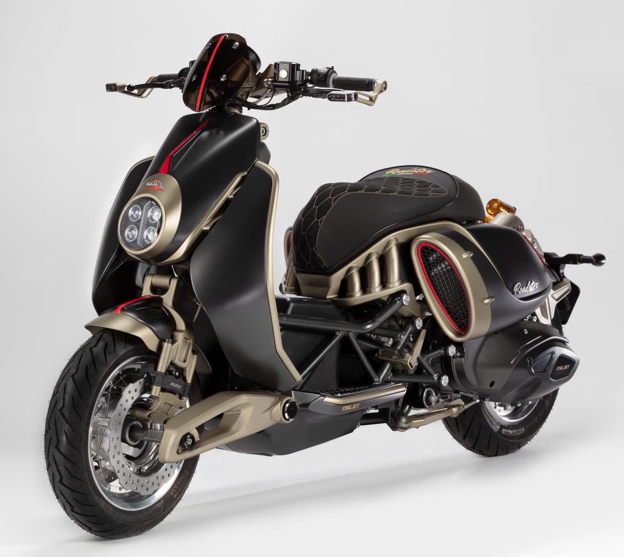 Điểm gây ấn tượng mạnh nhất của Italjet Roadster 400 Limited Edition chính là thiết kế cực kỳ khác biệt.