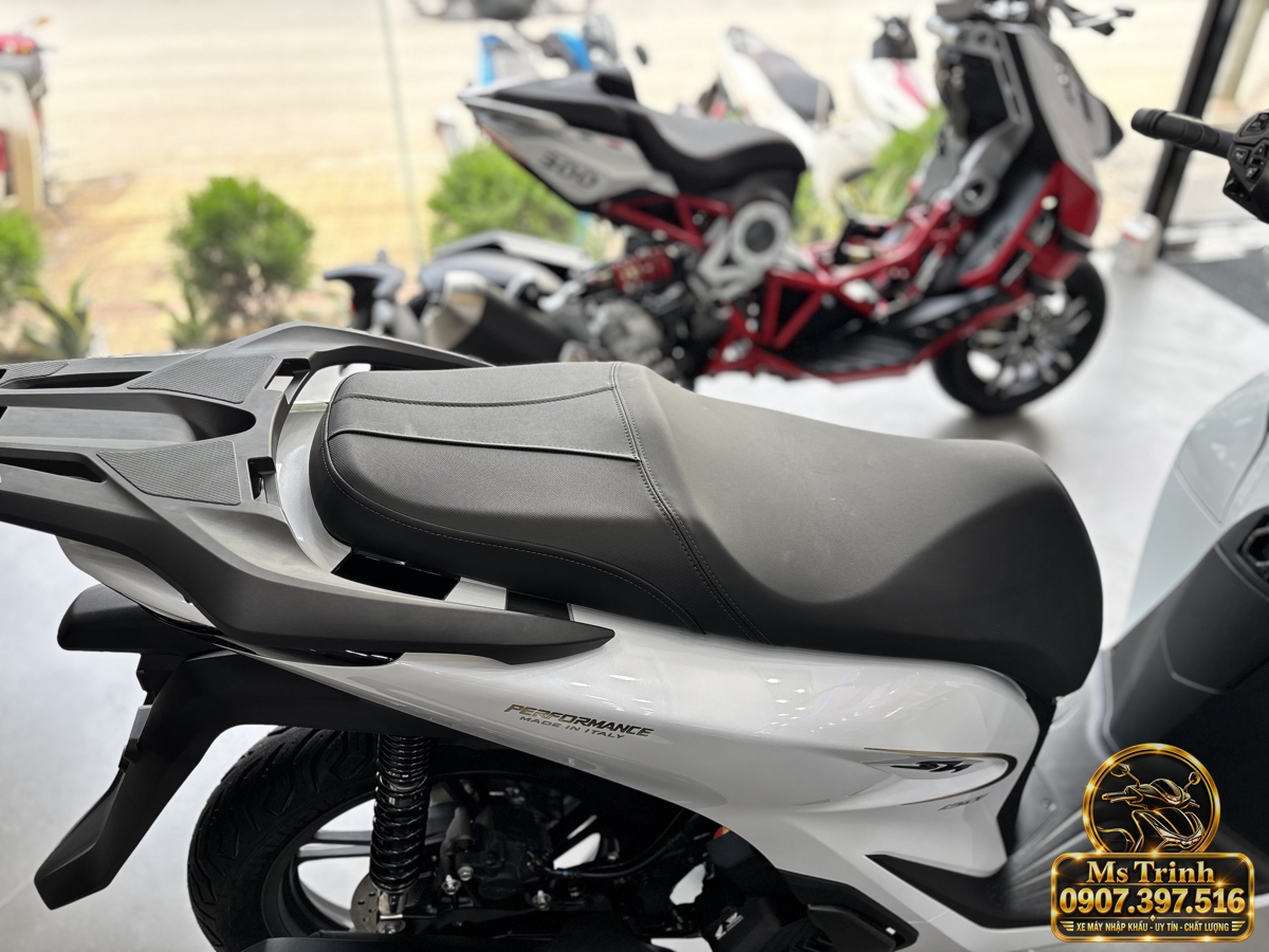 Yên đen và tem sườn phối vàng trên Honda SH150 màu trắng nhập Ý 2027 nhìn nghiêng