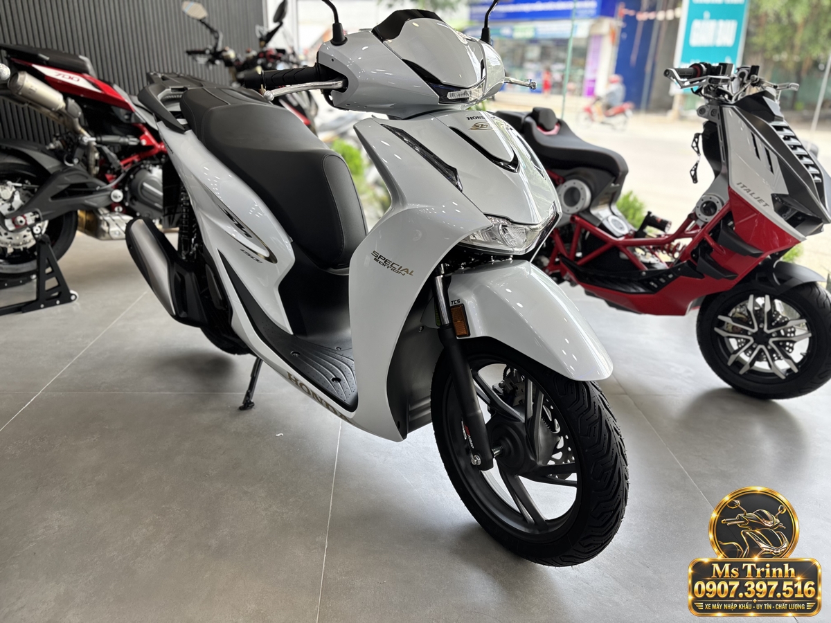 khách đang cân nhắc SH150 Ý màu trắng giá bao nhiêu khách đang cân nhắc SH150 Ý màu trắng giá bao nhiêu
