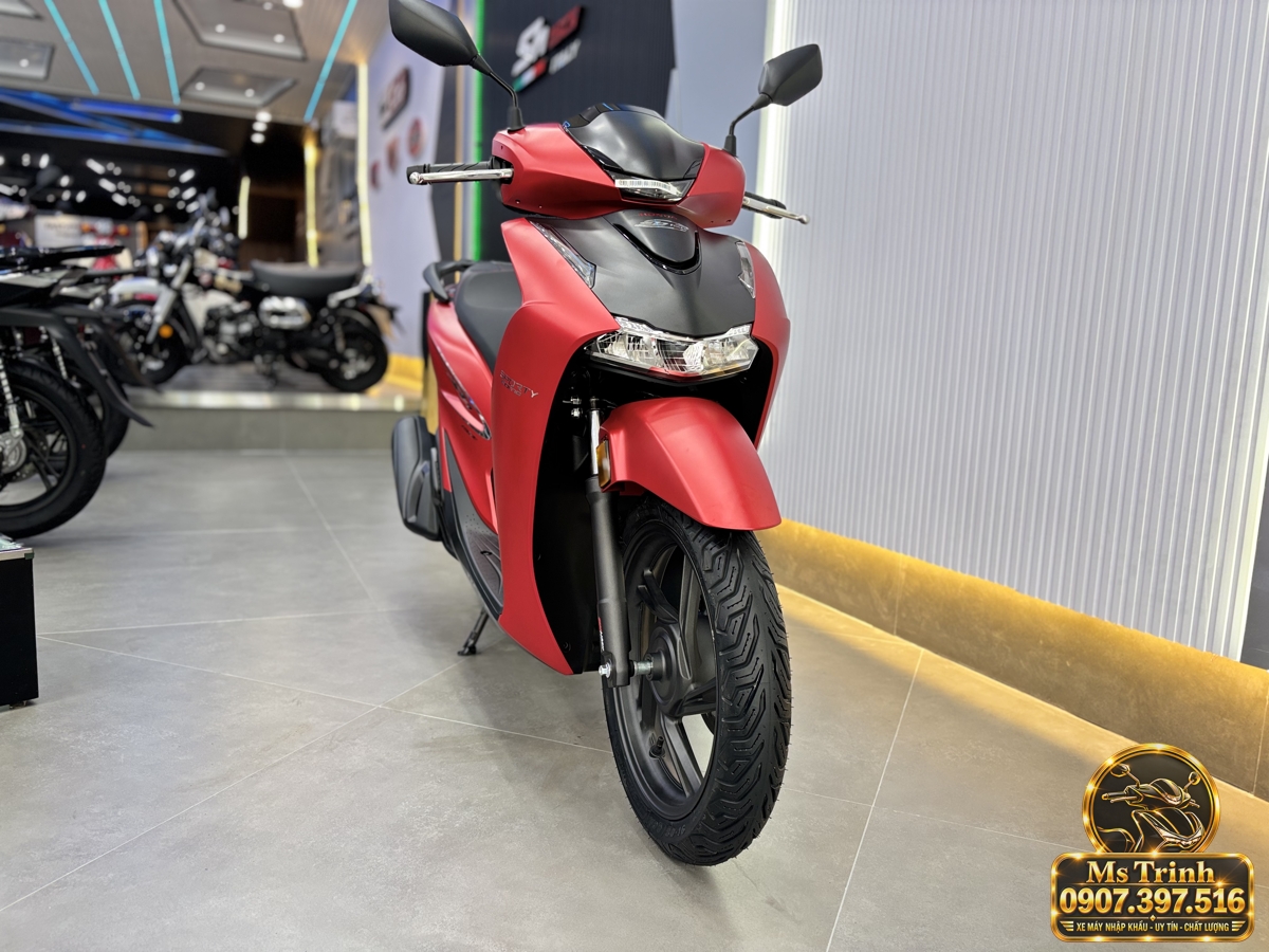 SH150i Ý màu đỏ 2027 nhìn từ phía trước, thấy rõ đèn pha và hai gương chiếu hậu