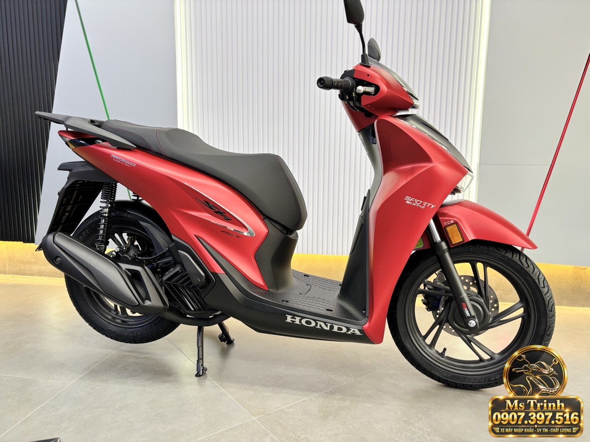 Honda SH150i Ý màu đỏ 2027 nhìn ngang bên phải, nổi bật dàn áo đỏ và mâm đen