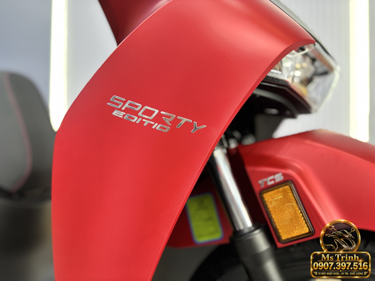 Cận cảnh tem Sporty Edition trên yếm trước SH150i Ý màu đỏ 2027 tại showroom CubShop Premium