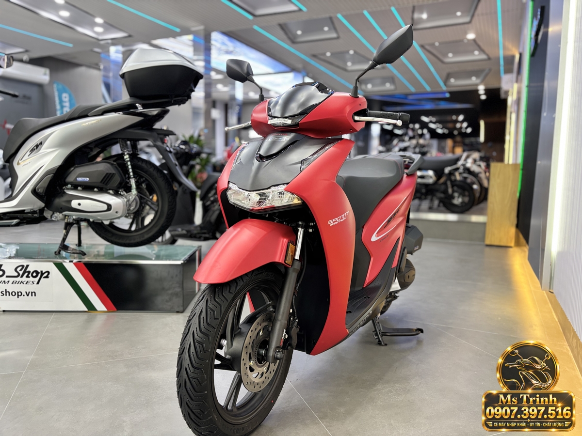 Honda SH150 Ý đỏ nhìn chéo phía trước, nổi bật mặt nạ tối màu và bánh trước