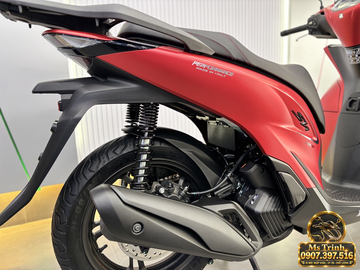 Phần đuôi SH150i đỏ nhập khẩu Ý với tem Performance Made in Italy và baga sau