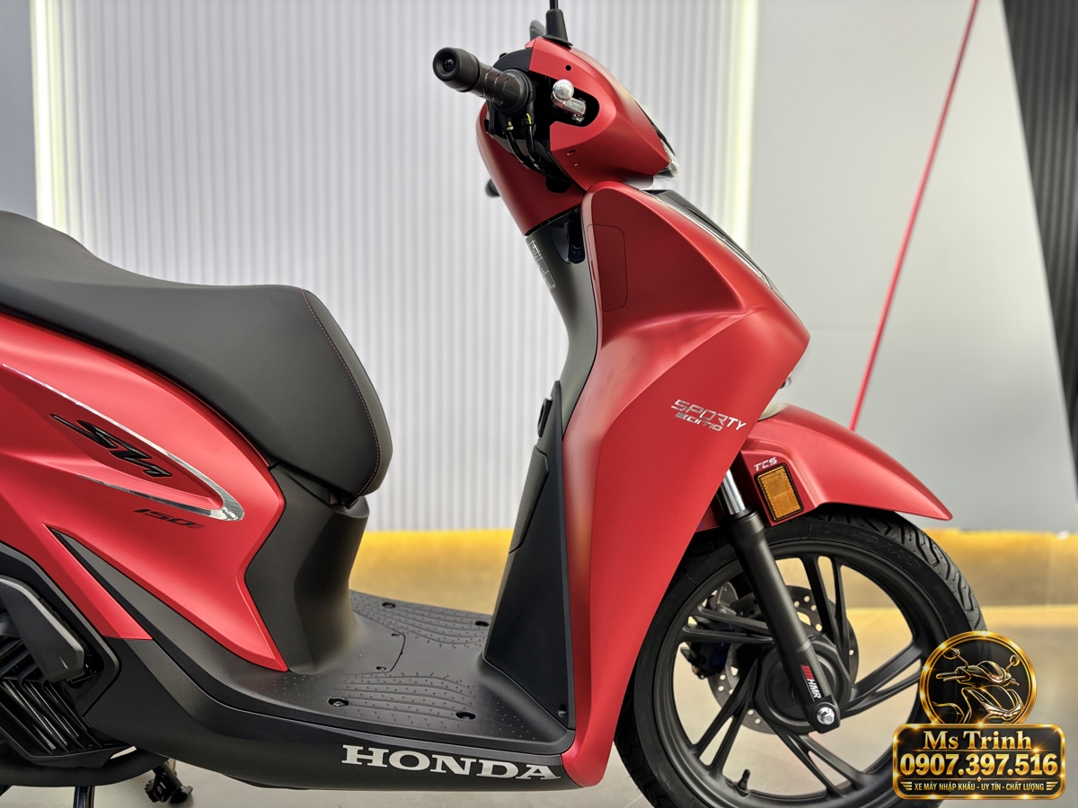 Phần thân trước SH150i Ý màu đỏ 2027 với sàn để chân và bộ mâm đen