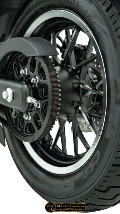 CFMOTO 450CL-C AMT 2026 trắng đỏ: Yên 705 mm, sang số không cần bóp côn trên cruiser 449cc