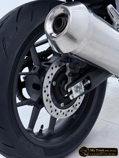Honda CB500SF màu đen Chất naked bike 4 xi-lanh nổi bật trong diện mạo đen nhám