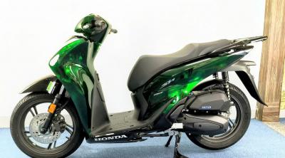 Honda SH150i Vetro Green màu xanh lục bảo giá 220 triệu ngày 15/7 giới hạn 500 xe toàn cầu 