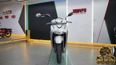 Honda SH150i Ý xám bạc 2027 Sắc bạc thanh lịch, nổi bật với bộ tem vàng