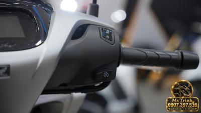 Honda SH150i Ý xám bạc 2027 Sắc bạc thanh lịch, nổi bật với bộ tem vàng