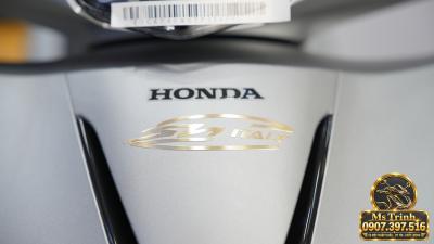 Honda SH150i Ý xám bạc 2027 Sắc bạc thanh lịch, nổi bật với bộ tem vàng