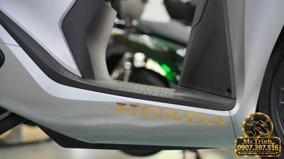 Honda SH150i Ý xám bạc 2027 Sắc bạc thanh lịch, nổi bật với bộ tem vàng