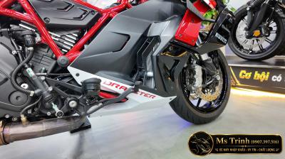Italjet Dragster 700 Twin màu đỏ – Khung đỏ, áo đen và một diện mạo không dành cho số đông
