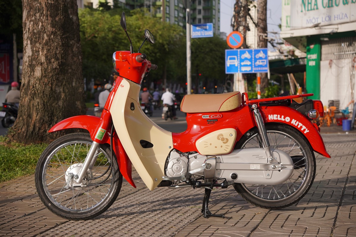 Cận cảnh hình ảnh Honda Super Cub 50 Hello Kitty nhập Nhật tại Việt Nam